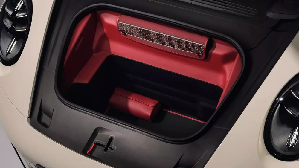 Khoang hành lý bên dưới nắp ca-pô của Porsche 911 Turbo S Sadu Edition có thể đặt thêm lớp lót vải Sadu Khoang hành lý bên dưới nắp ca-pô của Porsche 911 Turbo S Sadu Edition có thể đặt thêm lớp lót vải Sadu