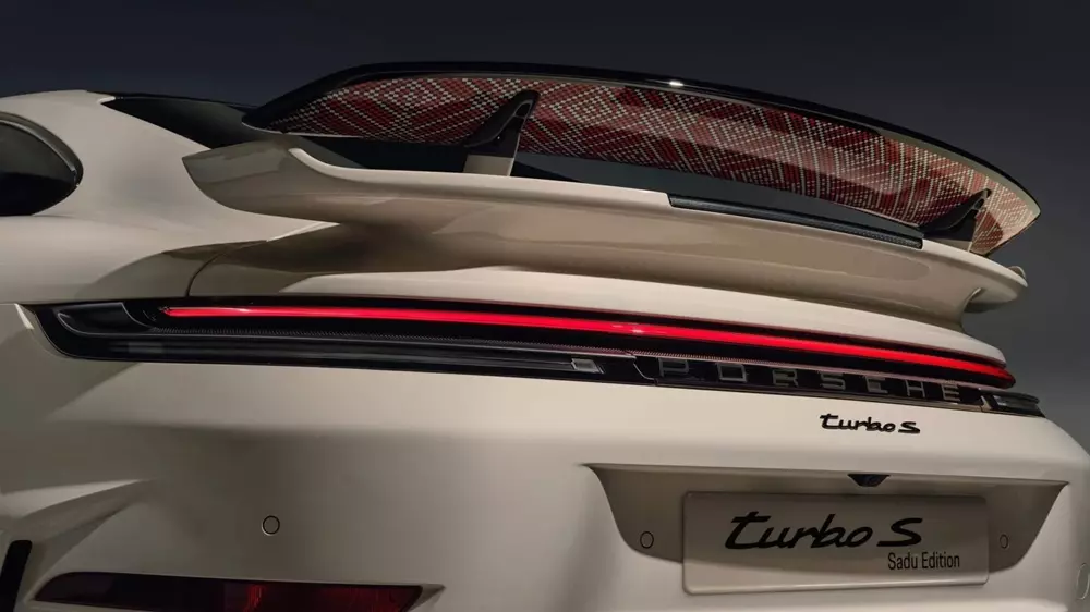 Họa tiết dệt len Sadu ở mặt dưới cánh gió sau của Porsche 911 Turbo S Sadu Edition Họa tiết dệt len Sadu ở mặt dưới cánh gió sau của Porsche 911 Turbo S Sadu Edition