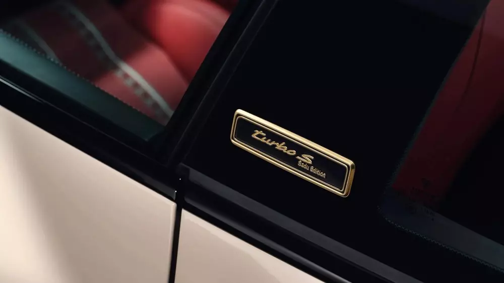 Logo đặc biệt trên cột B của Porsche 911 Turbo S Sadu Edition Logo đặc biệt trên cột B của Porsche 911 Turbo S Sadu Edition