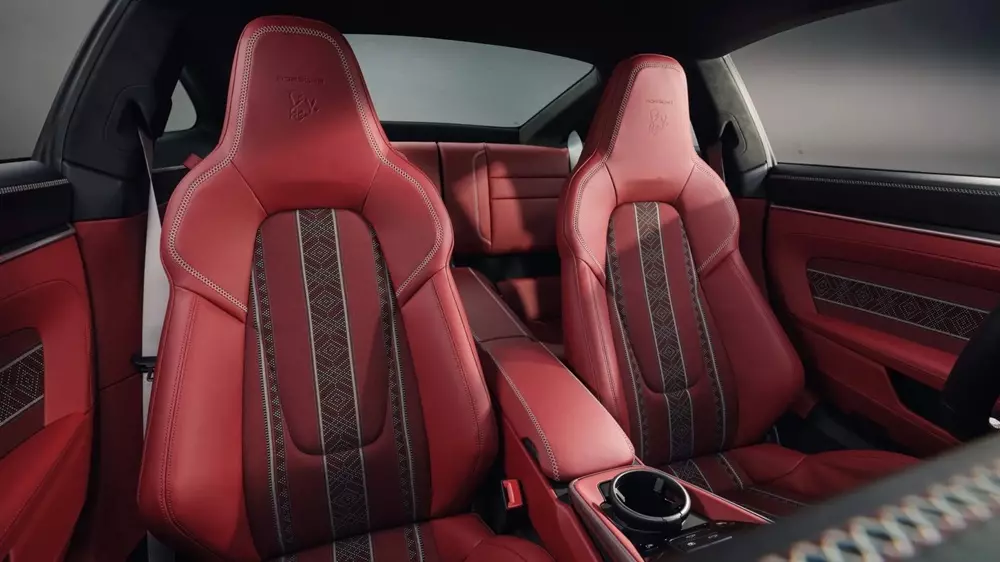 Trên ghế của Porsche 911 Turbo S Sadu Edition có dòng chữ 70 Years bằng tiếng Ả-Rập Trên ghế của Porsche 911 Turbo S Sadu Edition có dòng chữ 70 Years bằng tiếng Ả-Rập