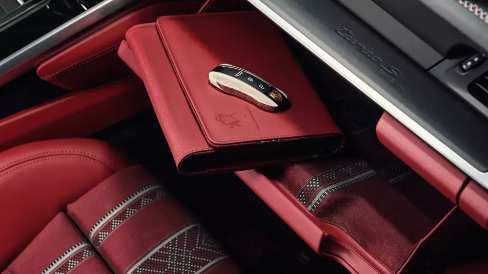 Porsche 911 Turbo S Sadu Edition đi kèm chìa khóa đặc biệt, hộp đựng chìa khóa và ví đựng sổ tay hướng dẫn riêng Porsche 911 Turbo S Sadu Edition đi kèm chìa khóa đặc biệt, hộp đựng chìa khóa và ví đựng sổ tay hướng dẫn riêng