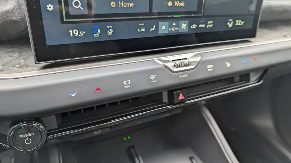 Các nút cảm ứng có thể ẩn trên mặt táp-lô của Lexus TZ