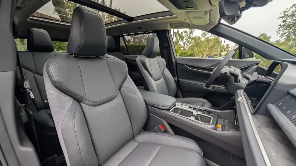 Lexus TZ là SUV gia đình 6 chỗ