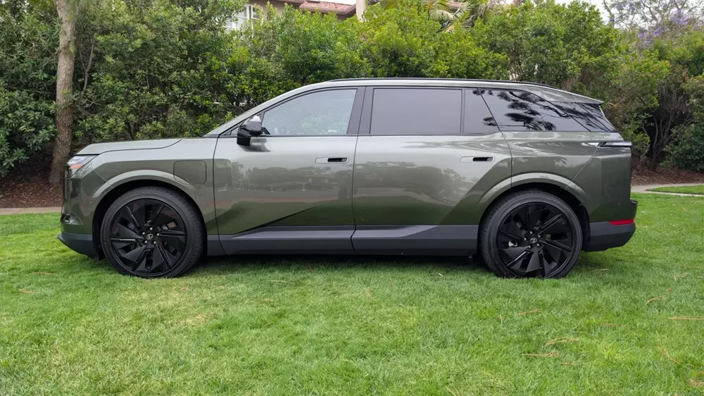 Lexus TZ sở hữu kích thước lớn