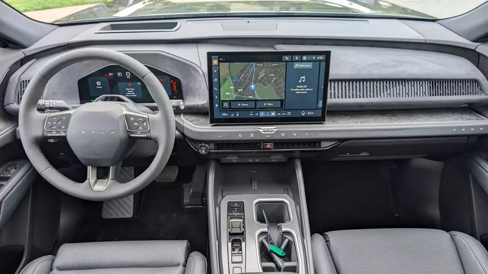 Khoang lái của Lexus TZ