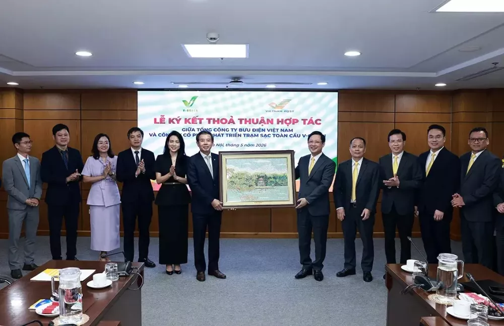 V-Green cùng Bưu điện Việt Nam triển khai hơn 16.000 tủ đổi pin và 2.000 trụ sạc xe điện