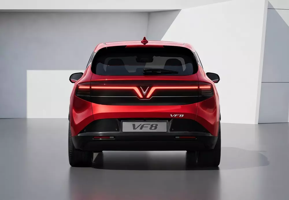Khu vực phía sau của VinFast VF 8 với dải đèn cánh chim đặc trưng