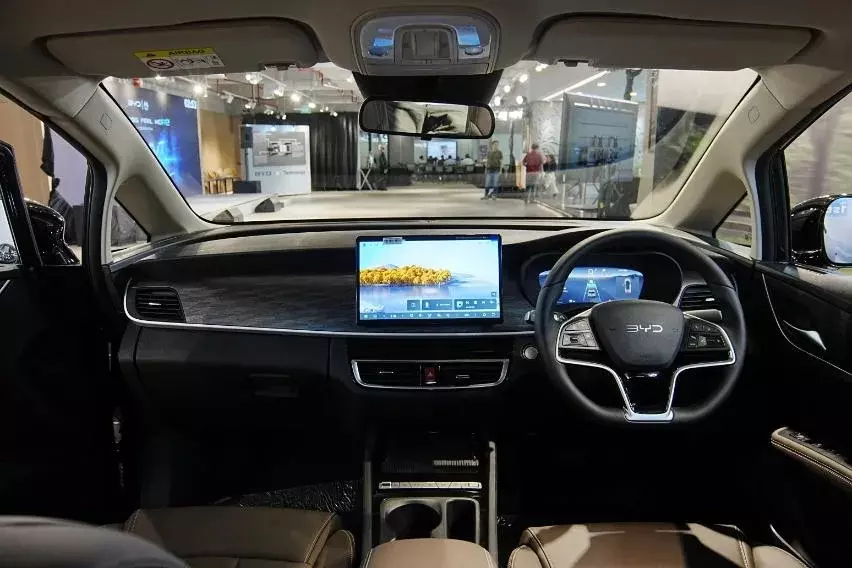 Khoang lái của BYD M6 DM