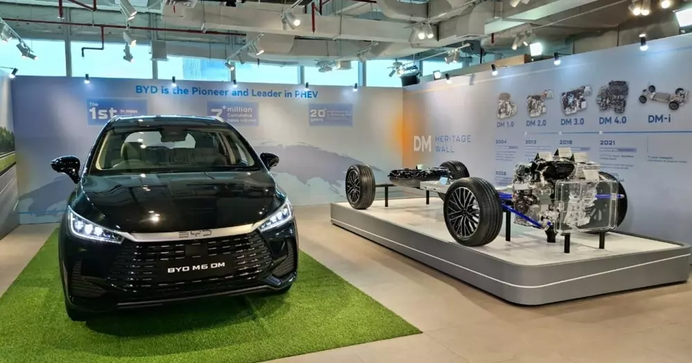 BYD M6 DM dùng hệ truyền động hybrid sạc điện