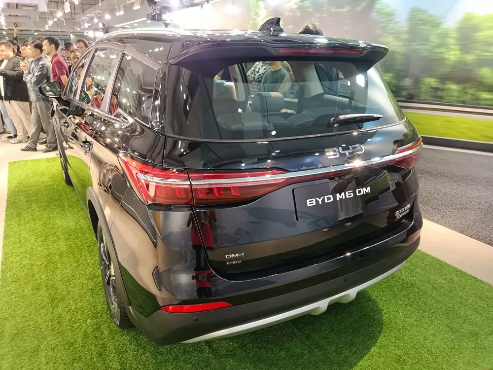 BYD M6 DM nhìn từ phía sau