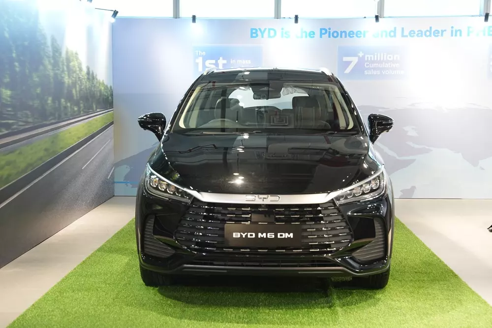 Khu vực đầu xe của BYD M6 DM đã thay đổi nhẹ so với bản thuần điện