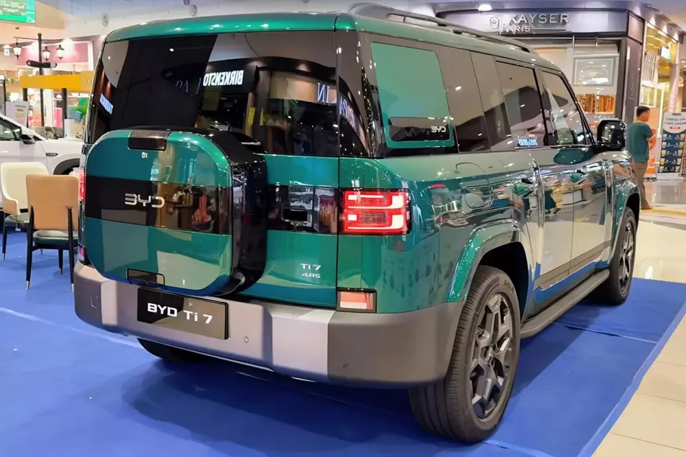 Phía sau BYD Ti7 có hộp chứa đồ giả lốp dự phòng nằm trên cửa cốp Phía sau BYD Ti7 có hộp chứa đồ giả lốp dự phòng nằm trên cửa cốp