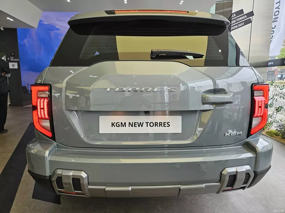 KGM Torres 2026 nhìn từ phía sau