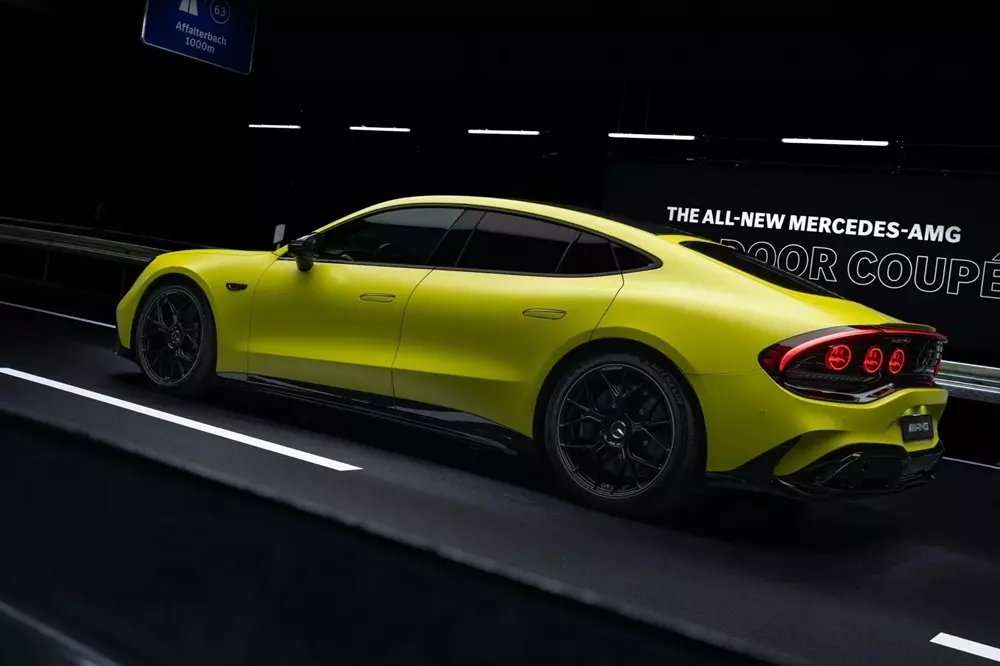 Mercedes-AMG GT 4-Door Coupe từ bỏ động cơ xăng V8, cạnh tranh Porsche Taycan
