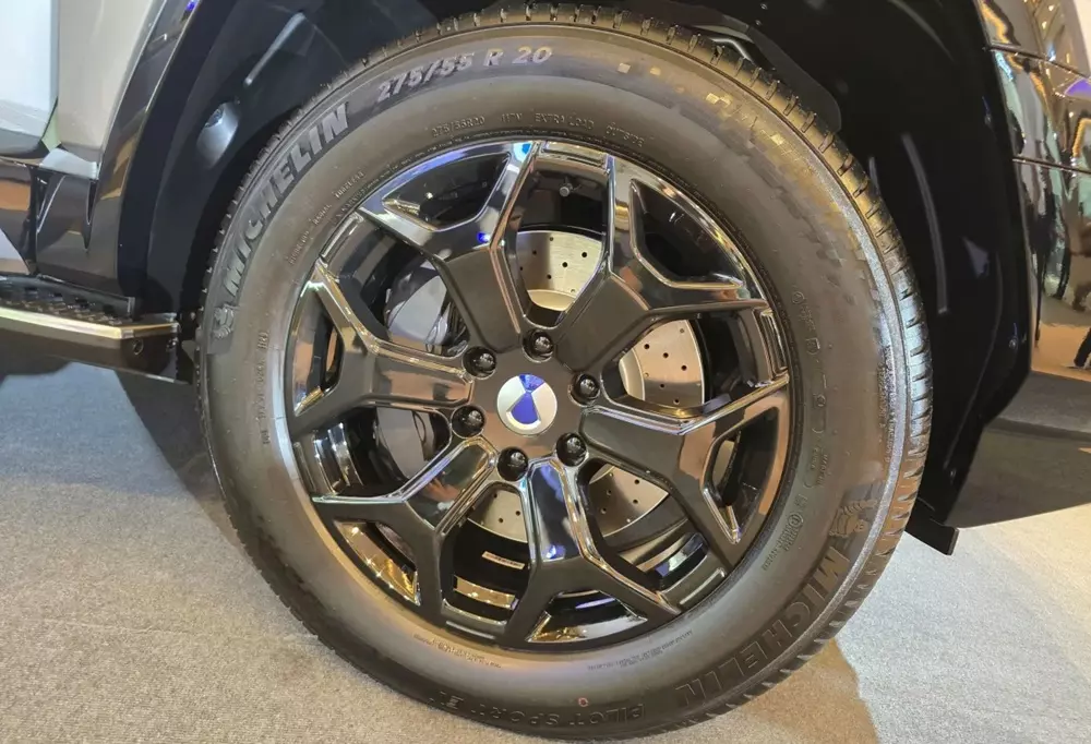 BYD Denza B8 ở Malaysia dùng mâm 20 inch sơn đen