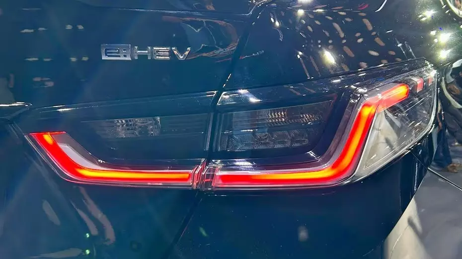 Cận cảnh đèn hậu màu khói của Honda City 2026 Cận cảnh đèn hậu màu khói của Honda City 2026
