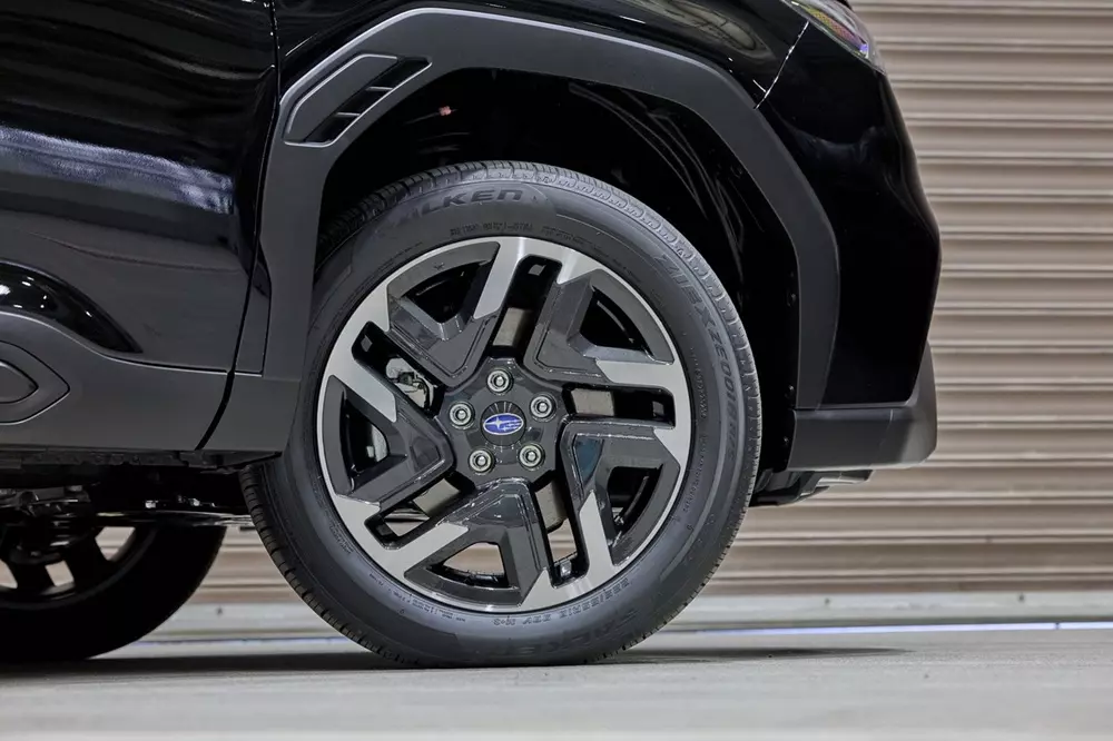 Subaru Forester Touring 2026 dùng mâm 18 inch phay xước 2 tông màu Subaru Forester Touring 2026 dùng mâm 18 inch phay xước 2 tông màu
