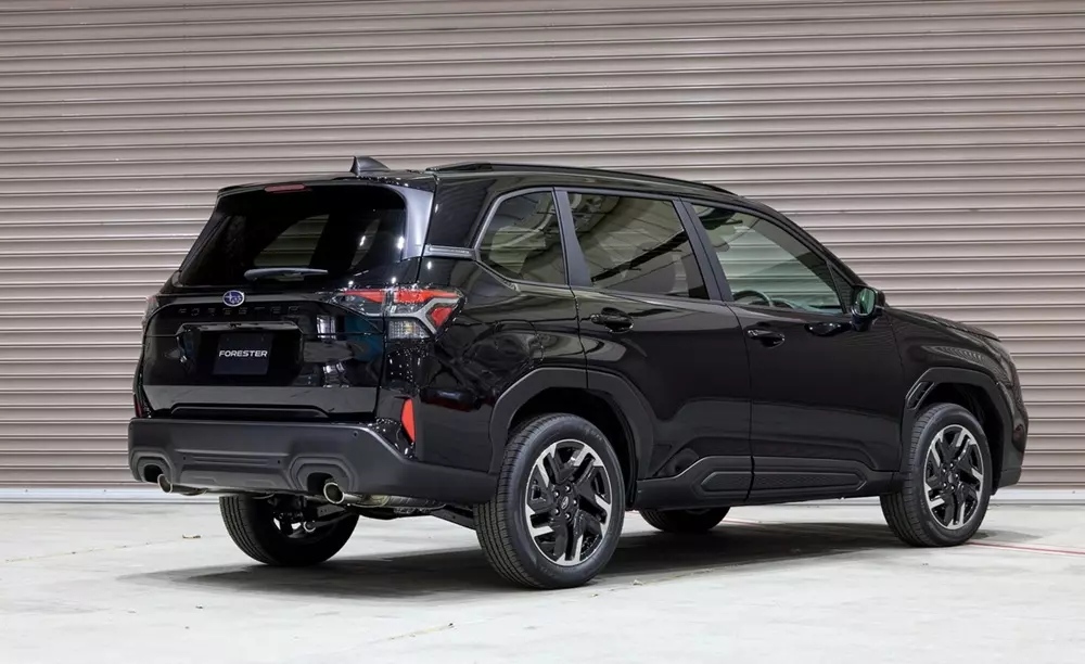 Subaru Forester Touring 2026 sở hữu các tấm ốp cản trước/sau và bên sườn màu đen không sơn Subaru Forester Touring 2026 sở hữu các tấm ốp cản trước/sau và bên sườn màu đen không sơn