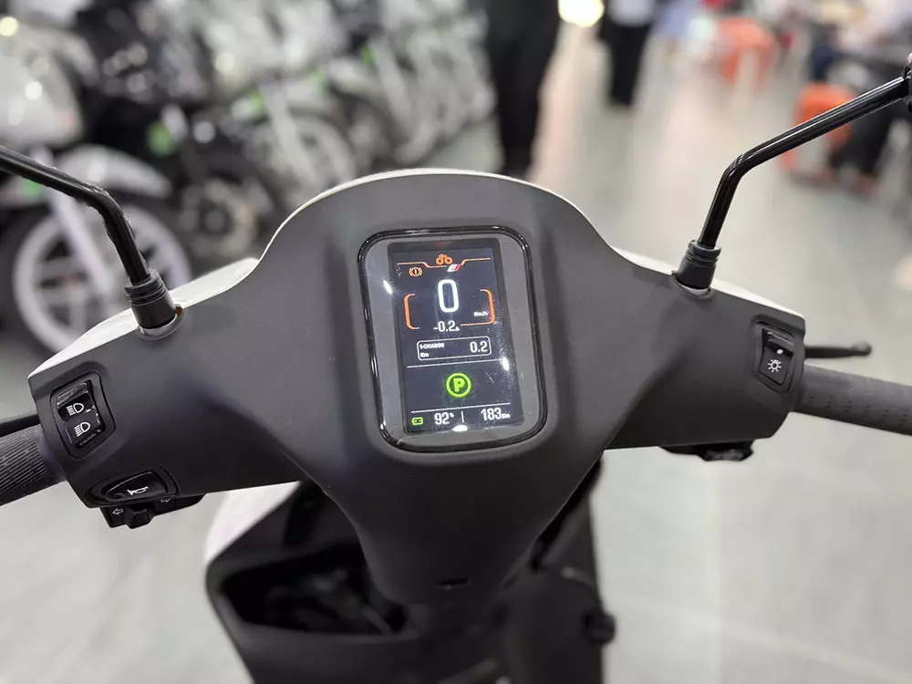 Bảng đồng hồ kỹ thuật số của Dat Bike ERA