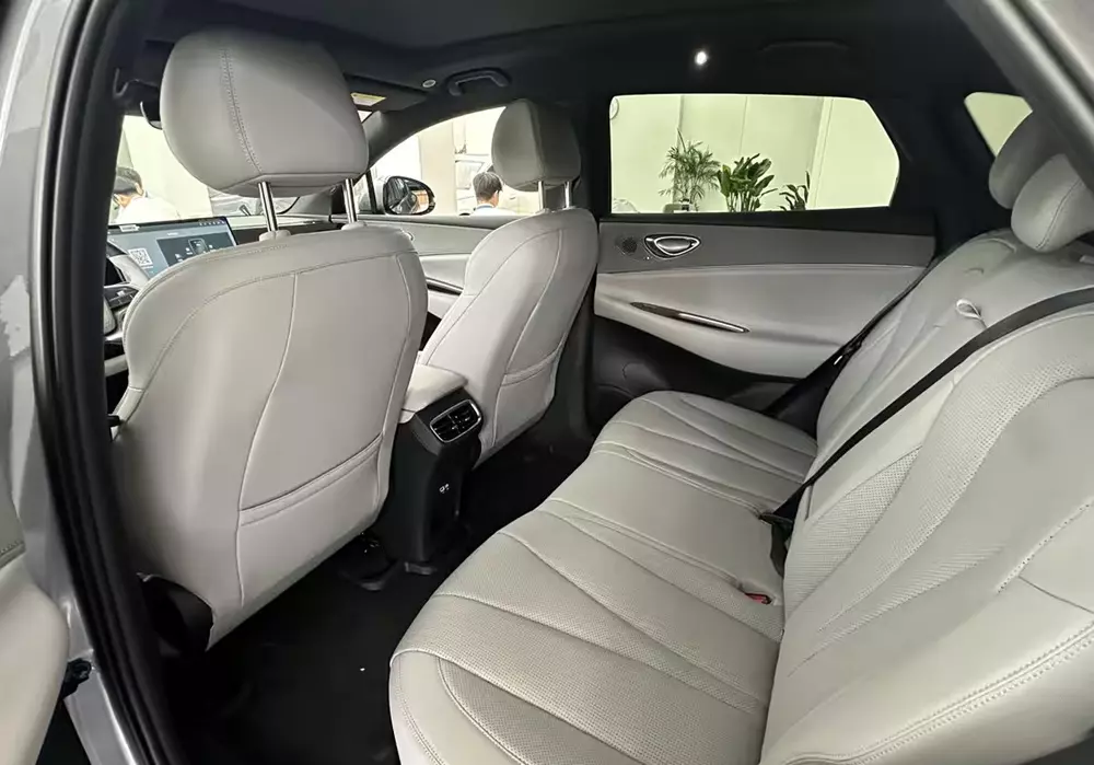 Hàng ghế sau của BYD Sealion 06 DM-i 2026 khá rộng rãi
