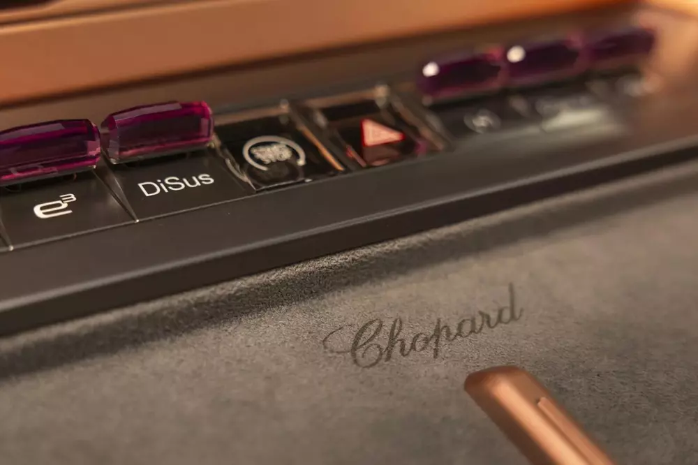 Bề mặt sạc không dây mang dấu ấn thương hiệu Chopard của chiếc BYD Denza Z9 GT Bề mặt sạc không dây mang dấu ấn thương hiệu Chopard của chiếc BYD Denza Z9 GT