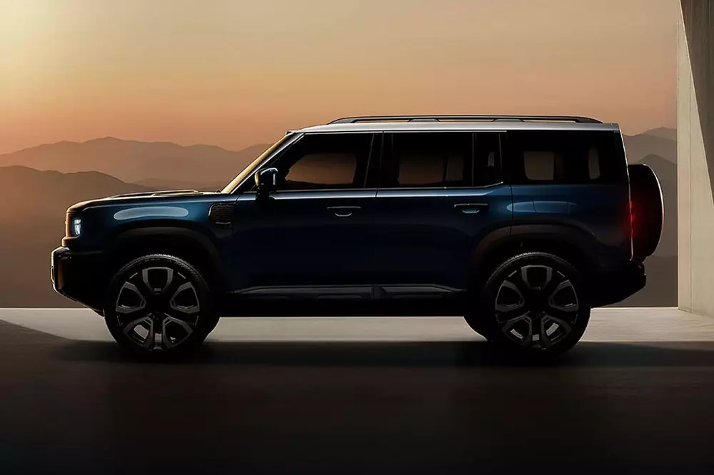 Geely Galaxy Cruiser 700 là xe hybrid sạc điện với động cơ xăng và 3 mô-tơ điện