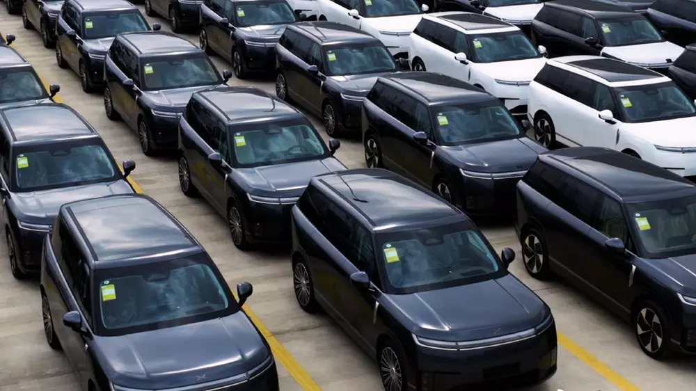 Mẫu SUV cỡ lớn với thiết kế như Range Rover và tên giống Lexus bán chạy như tôm tươi, đã được 25.000 khách đặt mua Mẫu SUV cỡ lớn với thiết kế như Range Rover và tên giống Lexus bán chạy như tôm tươi, đã được 25.000 khách đặt mua