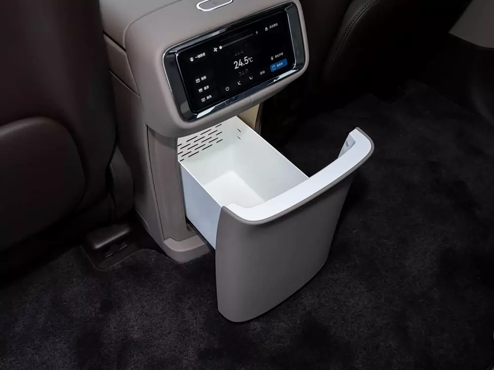 Tủ lạnh của Aito M9 tích hợp vào bệ tì tay phía trước Tủ lạnh của Aito M9 tích hợp vào bệ tì tay phía trước