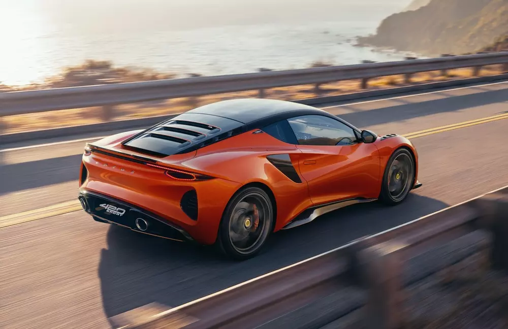 Lotus Emira 420 Sport được trang bị nắp khoang động cơ dạng khe gió xếp tầng Lotus Emira 420 Sport được trang bị nắp khoang động cơ dạng khe gió xếp tầng