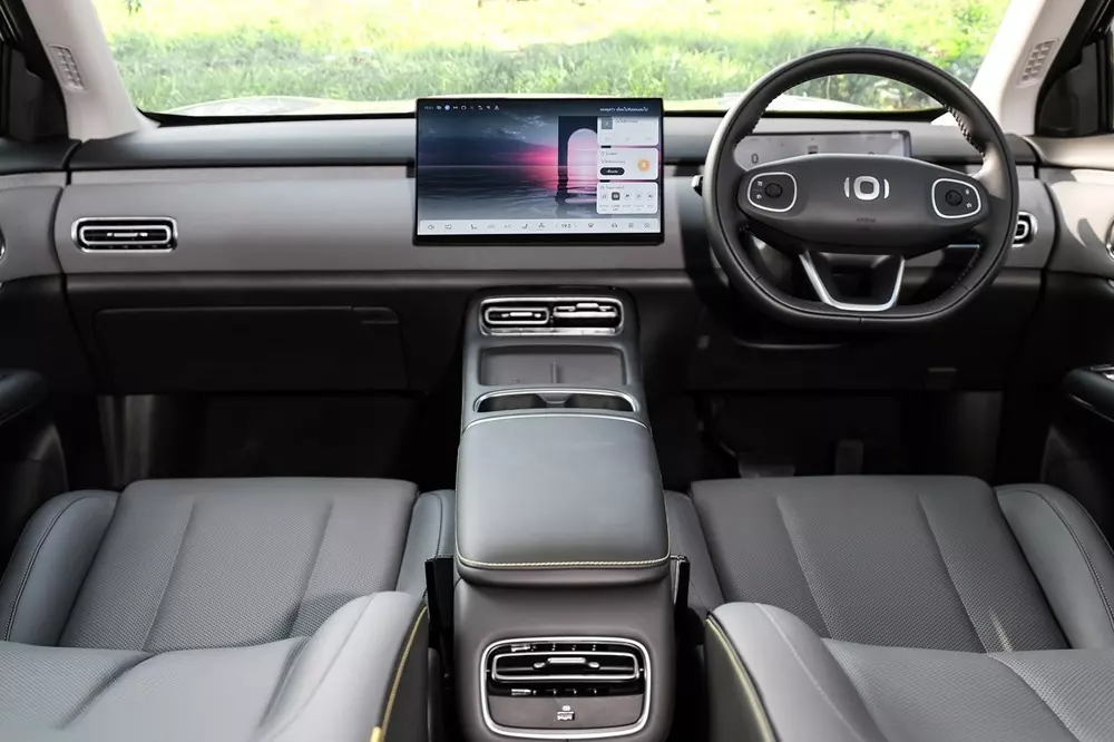 Khoang lái của Changan Nevo Q05 bản cao cấp