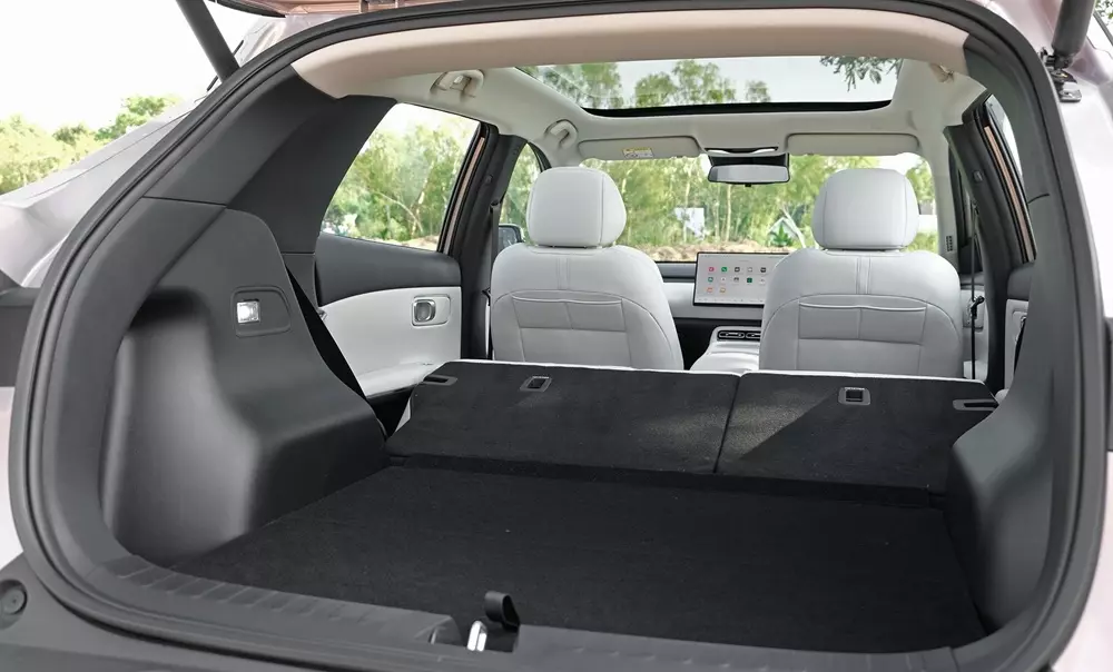 Khoang hành lý của Changan Nevo Q05 được mở rộng khi gập hàng ghế sau