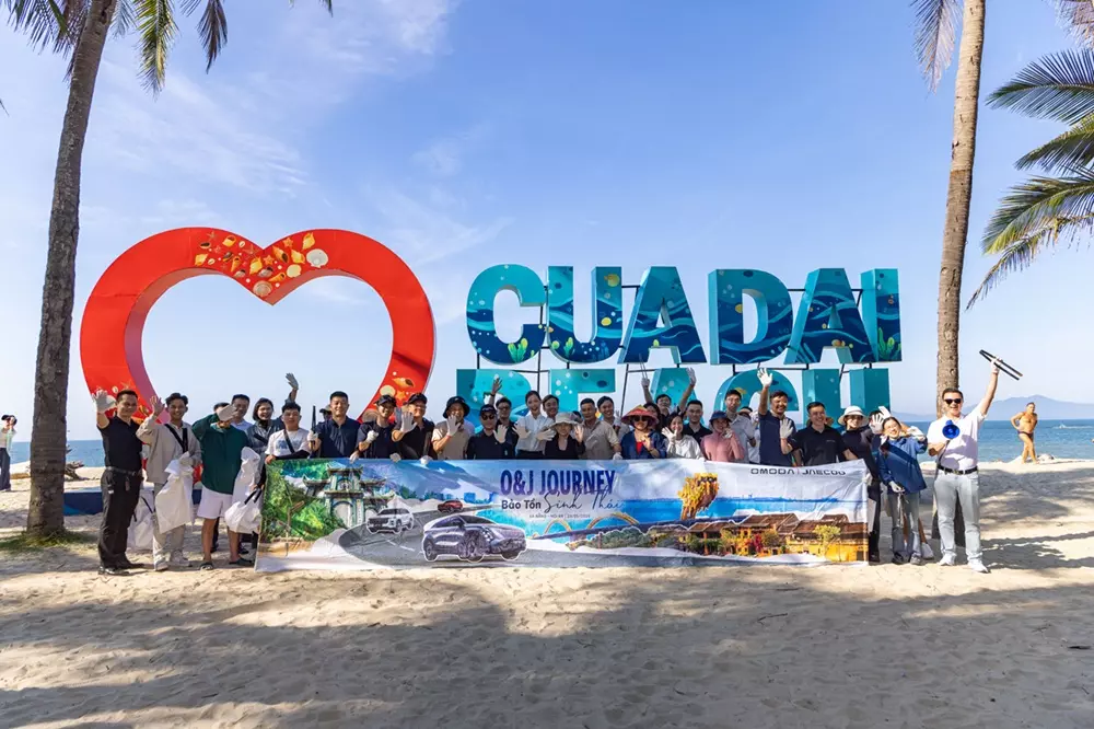 Các chủ xe tham gia hoạt động tại bãi biển Cửa Đại Các chủ xe tham gia hoạt động tại bãi biển Cửa Đại
