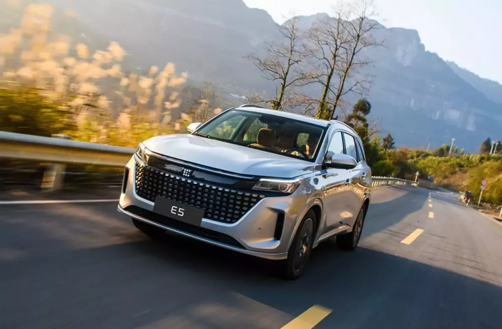E5 Hybrid có thể là mẫu xe DFSK đầu tiên ra mắt Việt Nam