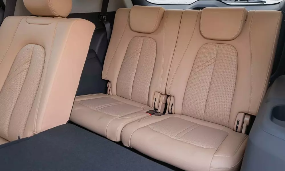 Hàng ghế cuối của DFSK E5 Hybrid khá chật hẹp