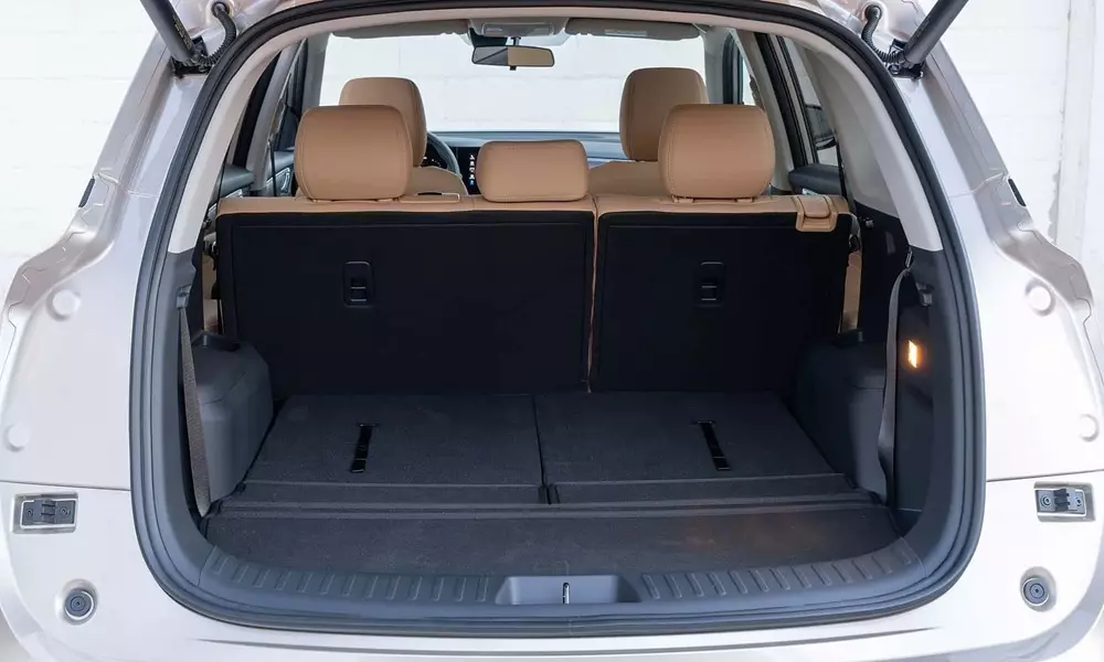 Khoang hành lý của DFSK E5 Hybrid có thể mở rộng bằng cách gập hàng ghế cuối