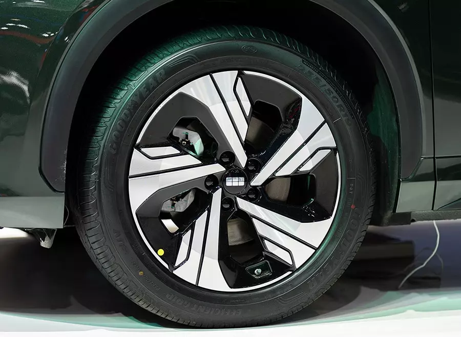 Geely EX5 2026 bản Max+ còn sở hữu mâm 19 inch lớn hơn và màu sơn xanh Moss Green độc quyền Geely EX5 2026 bản Max+ còn sở hữu mâm 19 inch lớn hơn và màu sơn xanh Moss Green độc quyền