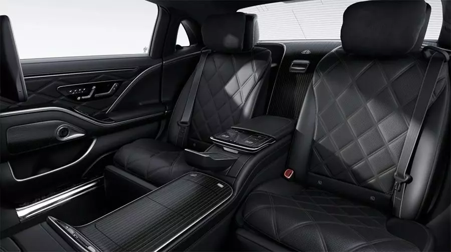 Ghế của Mercedes-Maybach S 580 e Night Series 2026 được bọc da Nappa màu đen