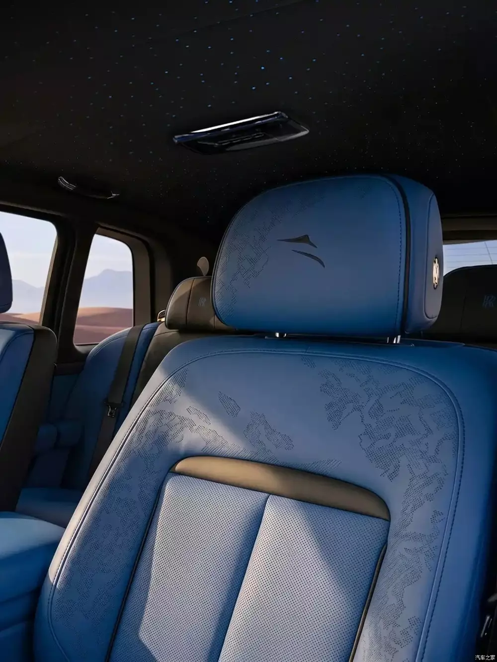 Ghế của chiếc Rolls-Royce Cullinan Vân Lam có họa tiết bích họa trên ghế
