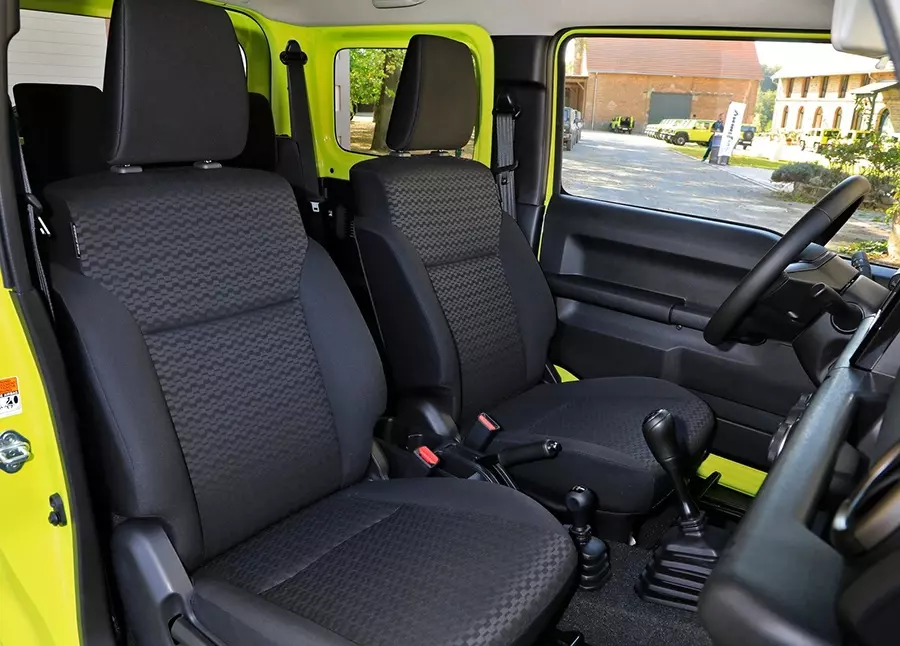 Suzuki Jimny 2026 chỉ dùng ghế bọc nỉ và chỉnh cơ Suzuki Jimny 2026 chỉ dùng ghế bọc nỉ và chỉnh cơ