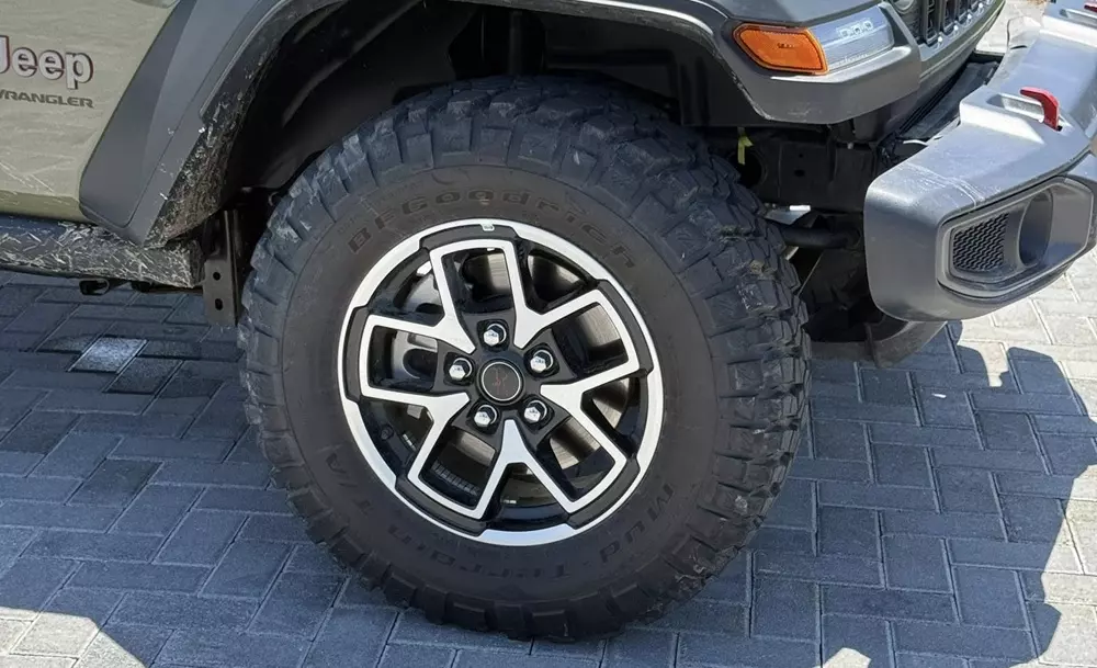 Jeep Wrangler Rubicon dùng mâm 17 inch và lốp 35 inch Jeep Wrangler Rubicon dùng mâm 17 inch và lốp 35 inch