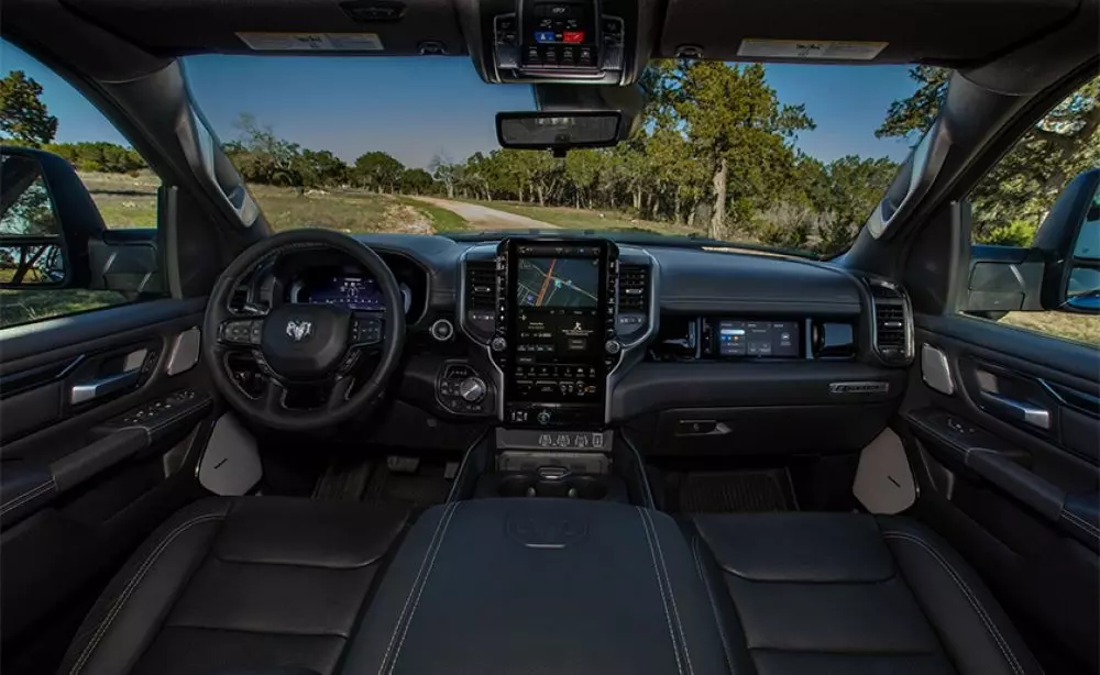 Ram 1500 sở hữu cụm 3 màn hình trên mặt táp-lô Ram 1500 sở hữu cụm 3 màn hình trên mặt táp-lô
