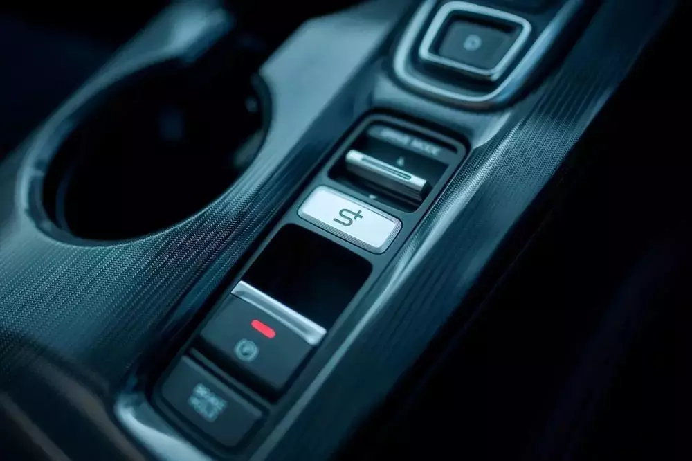 Nút kích hoạt hệ thống S+ Shift của Honda Civic e:HEV 2026