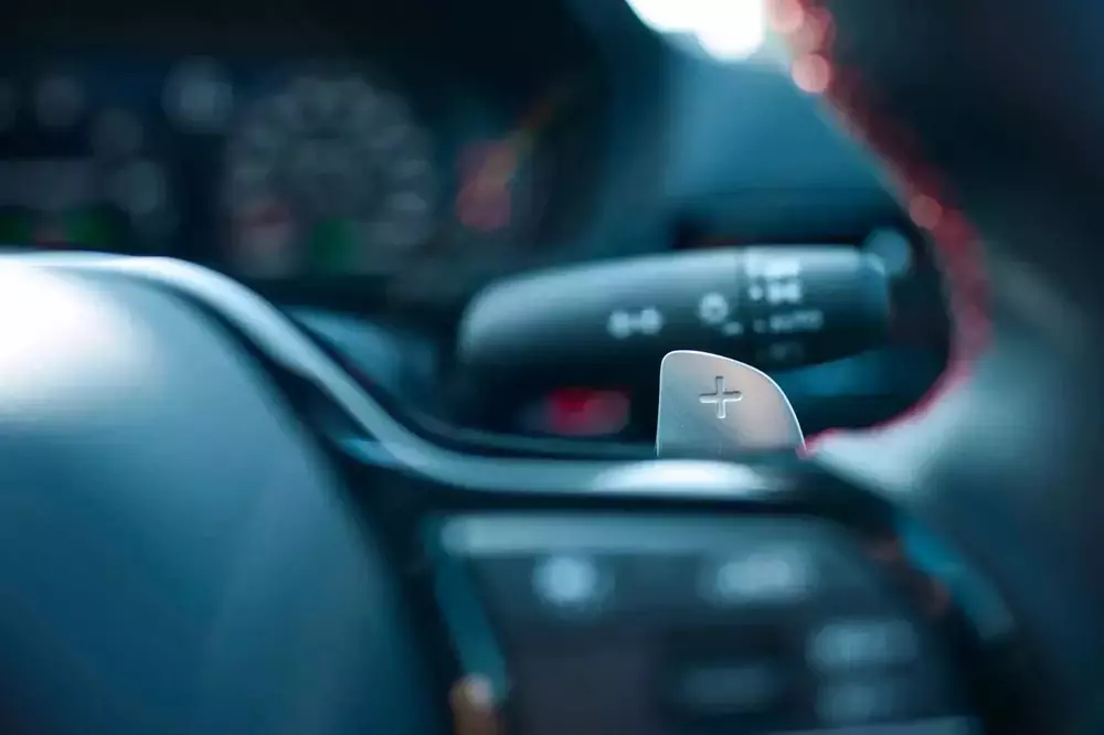 Honda Civic e:HEV 2026 không có cần số mà dùng lẫy chuyển số sau vô lăng