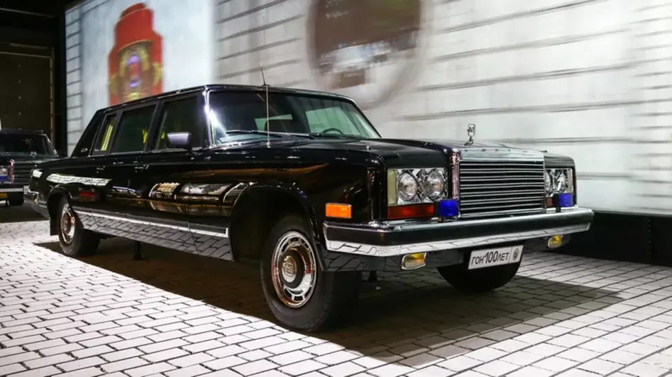 ZIL-4104 - limousine chế tạo thủ công dành riêng cho giới lãnh đạo cấp cao của Liên Xô