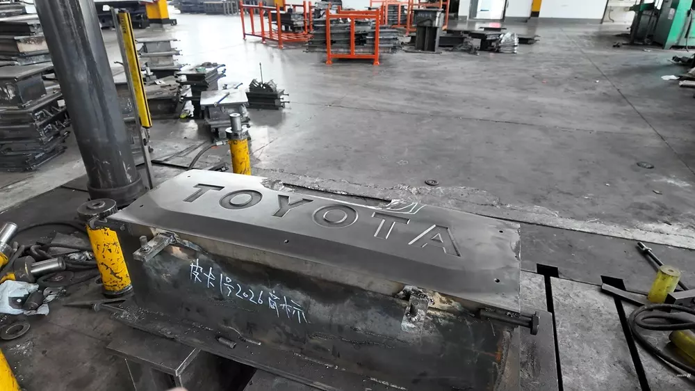 Cần đến hơn 300 bộ khuôn để tạo nên một bộ thân xe hoàn chỉnh cho Toyota AE86