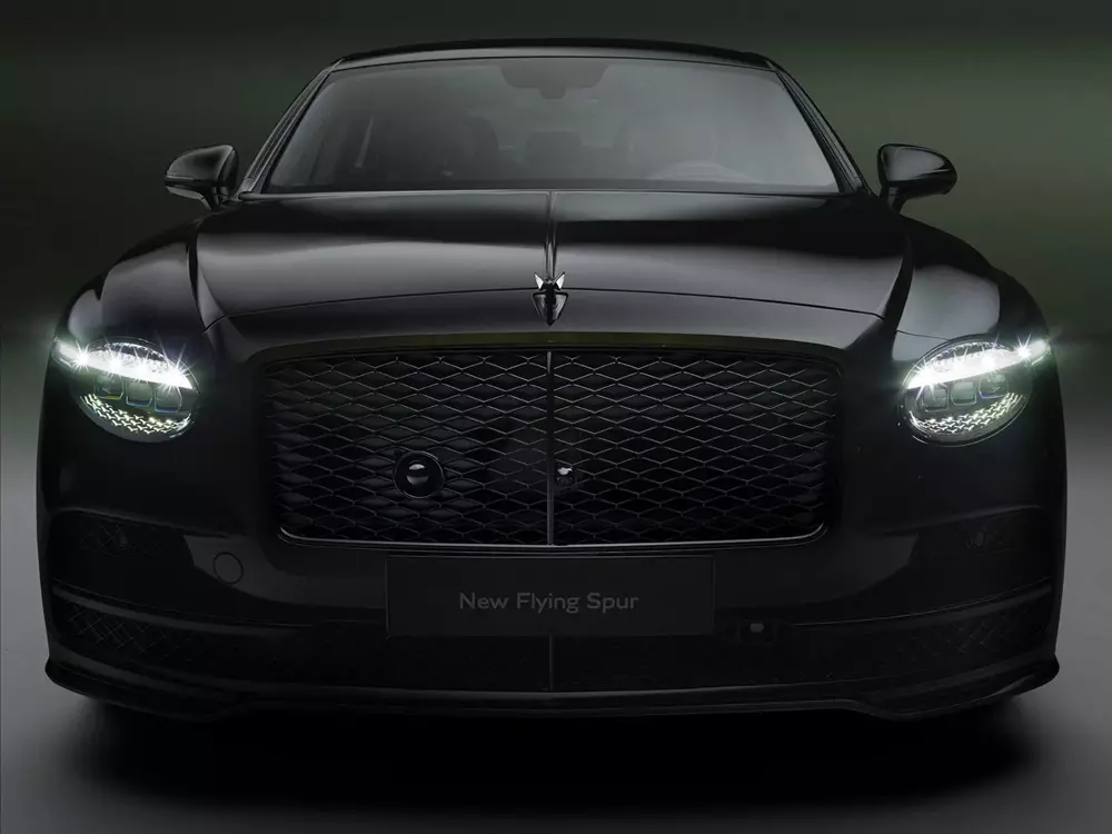 Bentley Flying Spur 2026 từ bỏ một thiết kế truyền thống được duy trì từ năm 1962, đó là cụm 4 đèn pha tròn