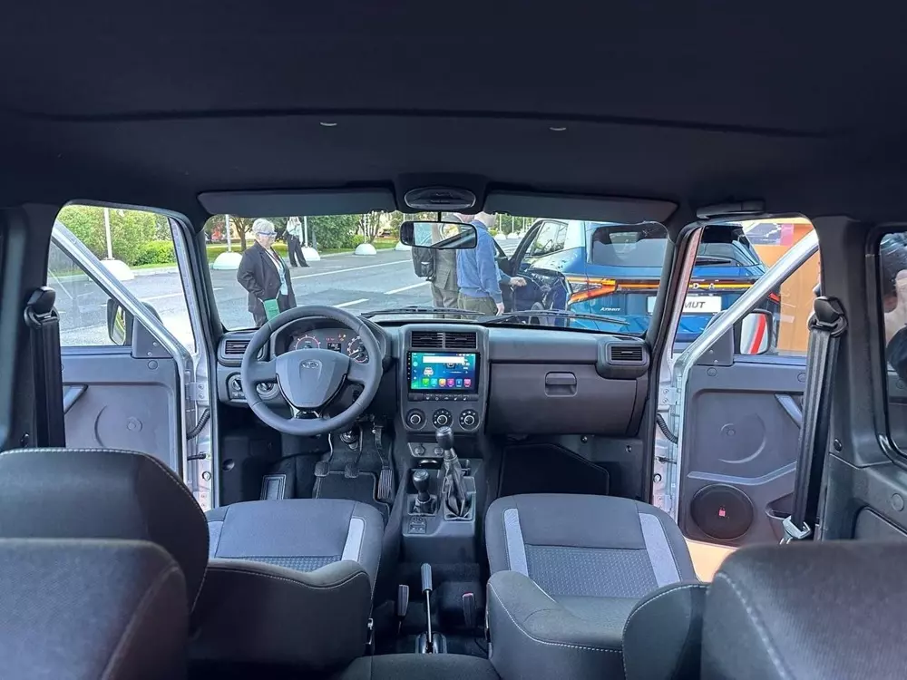 Lada Niva Legend 2027 có thêm màn hình mới trên mặt táp-lô