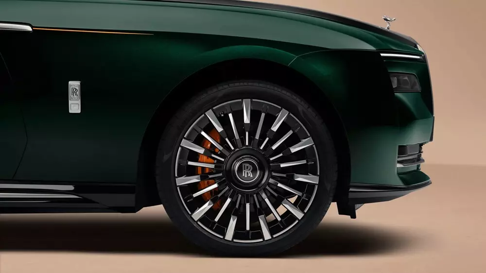 Cận cảnh bộ mâm hợp kim đa chấu của Rolls-Royce Spectre Series II