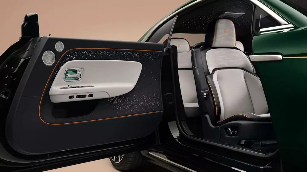 Rolls-Royce Spectre Series II vẫn có hệ thống đèn như bầu trời sao trên trần và táp-pi cửa