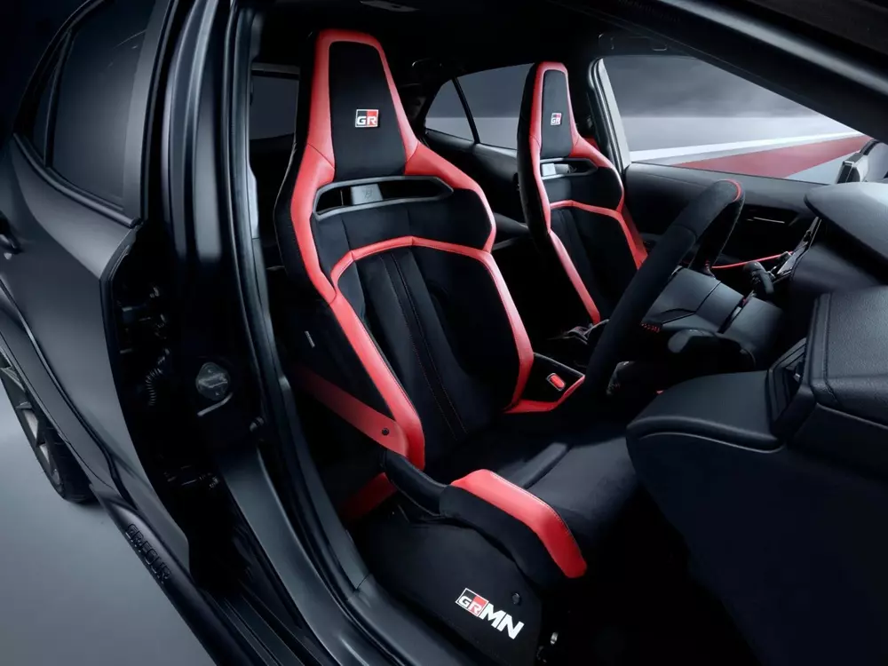 Hàng ghế trước thể thao của Toyota GRMN Corolla